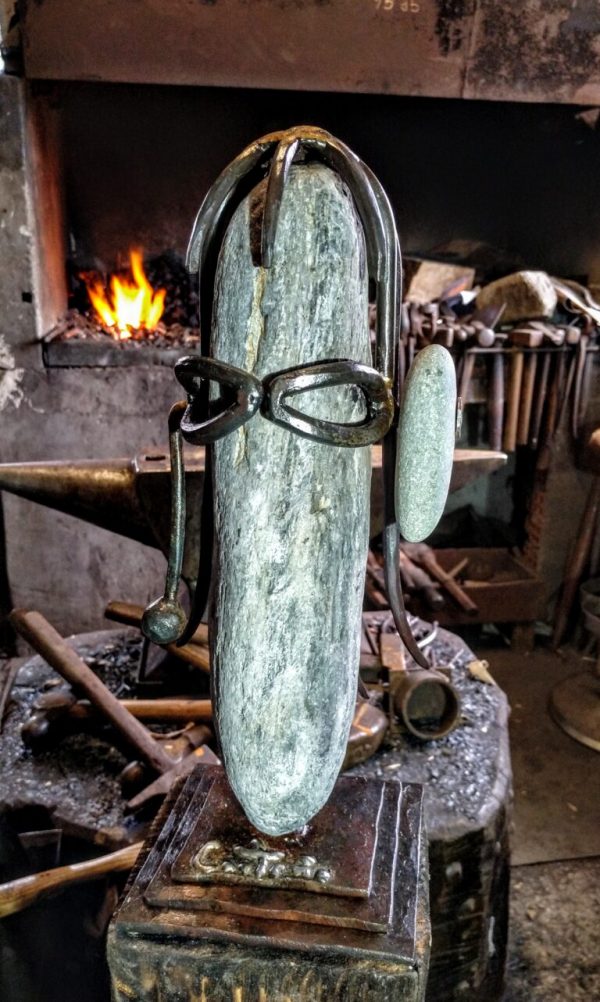 escultura-hierro-el-senor-de-la-oreja-verde