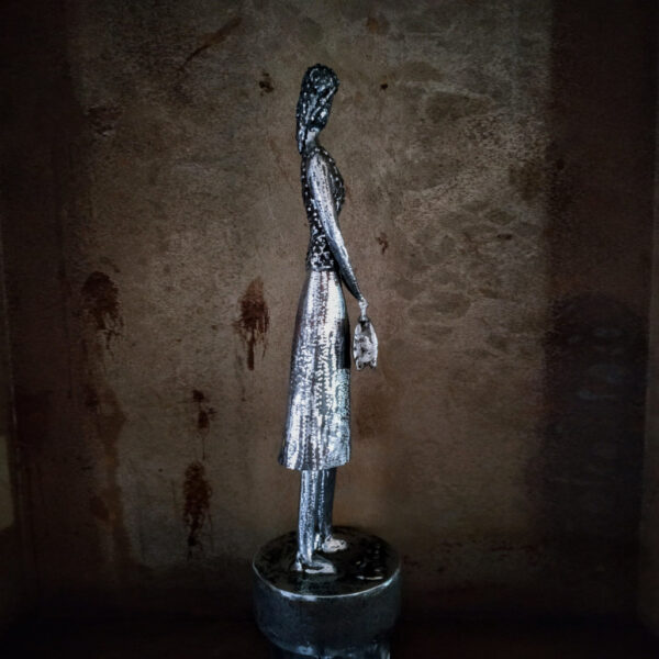 escultura-hierro-senora