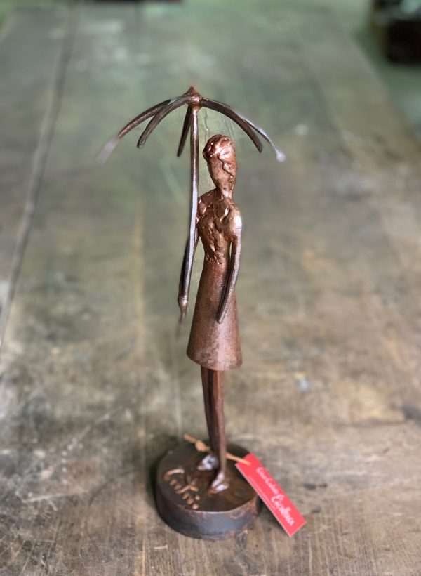 escultura-mujer-con-paraguas