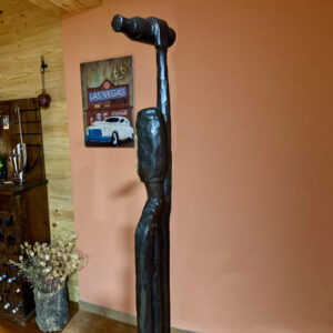 escultura-hierro-escanciador-con-peana-detalle